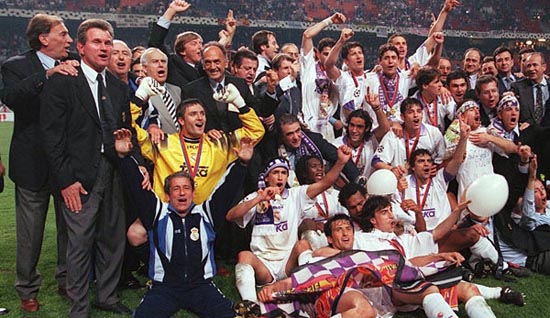 1998年皇马捧起欧冠奖杯